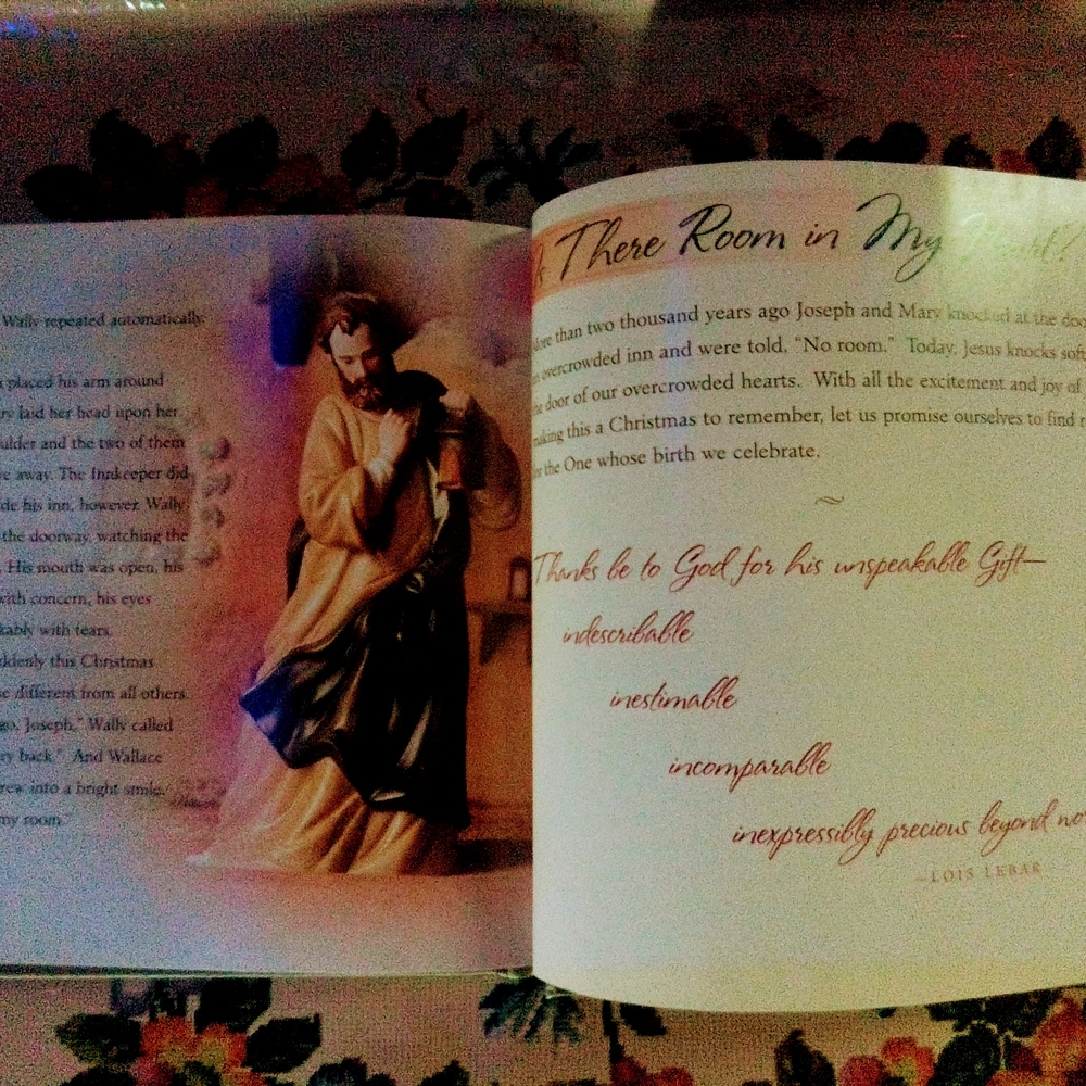 Keepsake Christmas Book - Picture 5 of 6